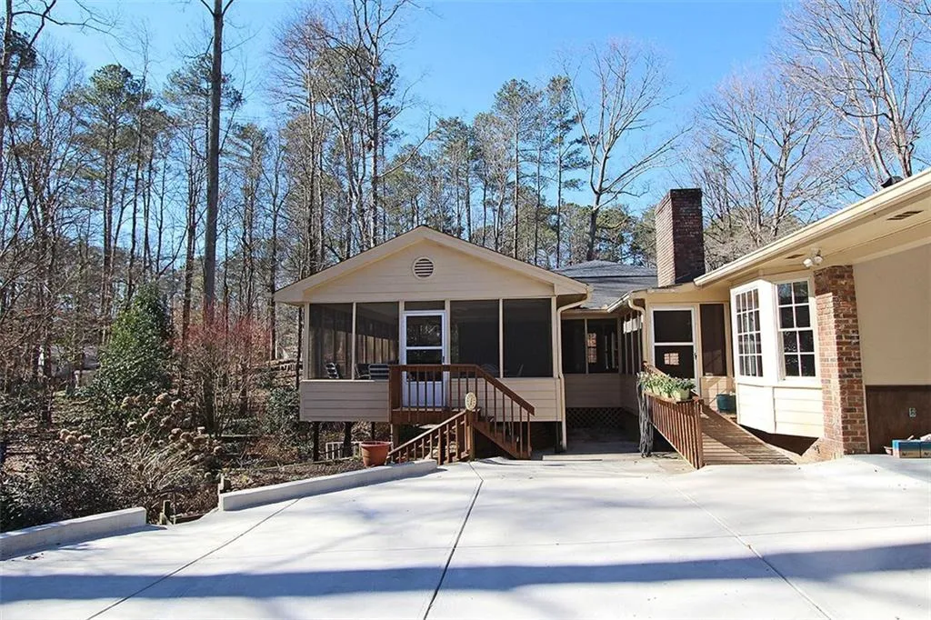 215 West Spalding Drive, Sandy Springs, Georgia 30328, 4 Bedrooms Bedrooms, ,3 BathroomsBathrooms,Residential,Sold,215 West Spalding Drive,5641262
