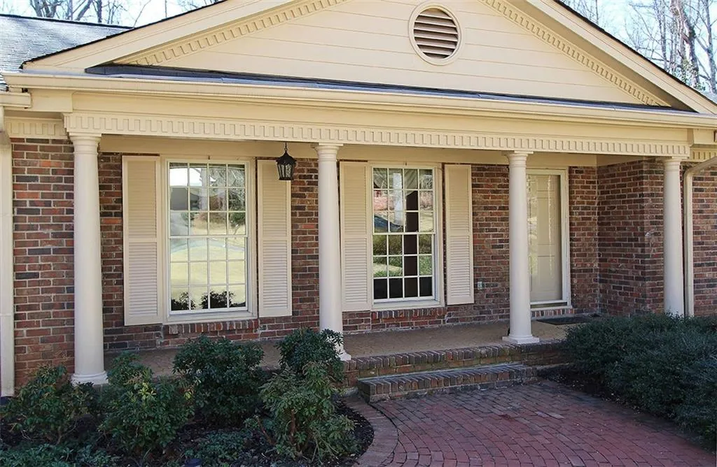 215 West Spalding Drive, Sandy Springs, Georgia 30328, 4 Bedrooms Bedrooms, ,3 BathroomsBathrooms,Residential,Sold,215 West Spalding Drive,5641262