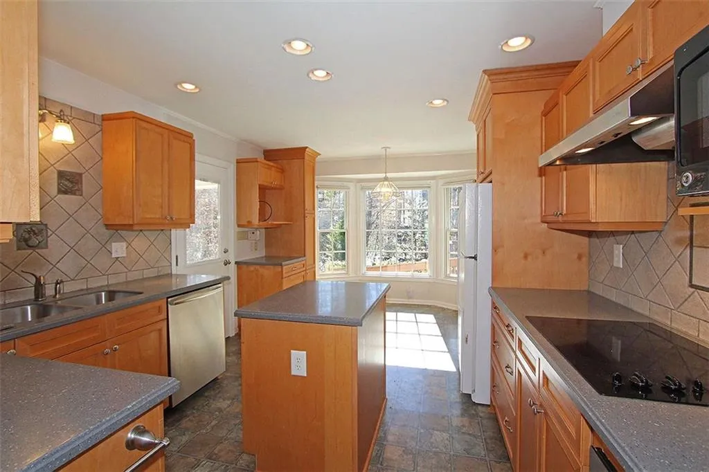 215 West Spalding Drive, Sandy Springs, Georgia 30328, 4 Bedrooms Bedrooms, ,3 BathroomsBathrooms,Residential,Sold,215 West Spalding Drive,5641262
