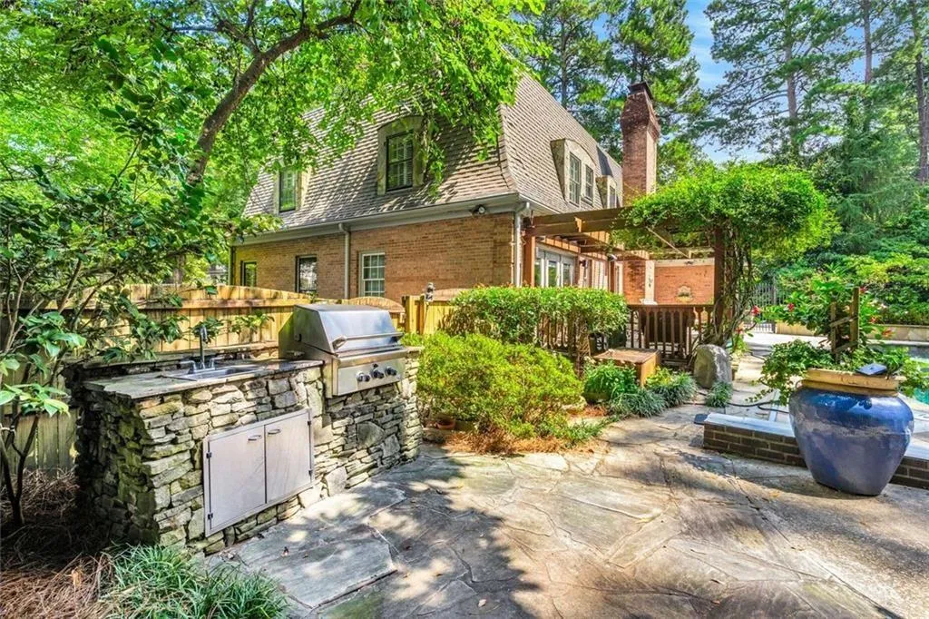 760 Weatherly Lane Nw, Atlanta, Georgia 30328, 6 Bedrooms Bedrooms, ,4 BathroomsBathrooms,Residential,For Sale,760 Weatherly Lane Nw,7649838