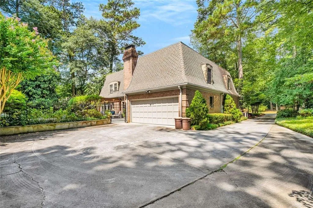 760 Weatherly Lane Nw, Atlanta, Georgia 30328, 6 Bedrooms Bedrooms, ,4 BathroomsBathrooms,Residential,For Sale,760 Weatherly Lane Nw,7649838