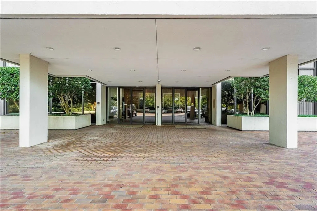 2575 Peachtree Road Ne Unit 18c, Atlanta, Georgia 30305, 2 Bedrooms Bedrooms, 0 ,2 BathroomsBathrooms,Residential,For Sale,2575 Peachtree Road Ne Unit 18c,7706766