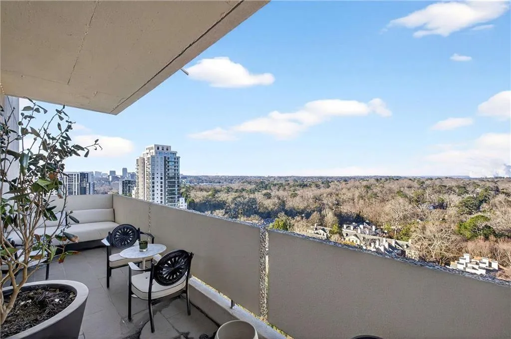 2575 Peachtree Road Ne Unit 18c, Atlanta, Georgia 30305, 2 Bedrooms Bedrooms, 0 ,2 BathroomsBathrooms,Residential,For Sale,2575 Peachtree Road Ne Unit 18c,7706766