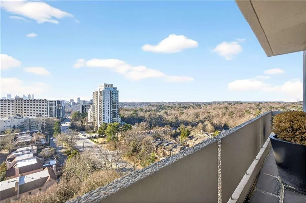 2575 Peachtree Road Ne Unit 18c, Atlanta, Georgia 30305, 2 Bedrooms Bedrooms, 0 ,2 BathroomsBathrooms,Residential,For Sale,2575 Peachtree Road Ne Unit 18c,7706766