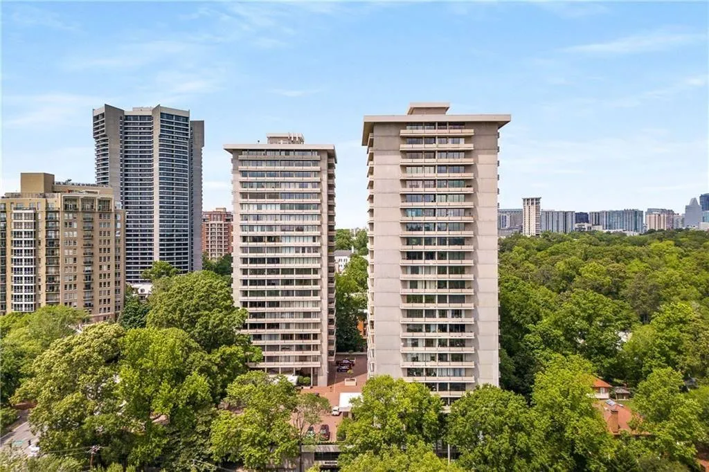 2575 Peachtree Road Ne Unit 18c, Atlanta, Georgia 30305, 2 Bedrooms Bedrooms, 0 ,2 BathroomsBathrooms,Residential,For Sale,2575 Peachtree Road Ne Unit 18c,7706766