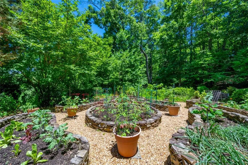 366 Stables Court, Sandy Springs, Georgia 30350, 7 Bedrooms Bedrooms, ,5 BathroomsBathrooms,Residential,Sold,366 Stables Court,6705243