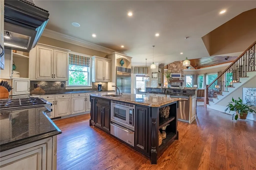 366 Stables Court, Sandy Springs, Georgia 30350, 7 Bedrooms Bedrooms, ,5 BathroomsBathrooms,Residential,Sold,366 Stables Court,6705243