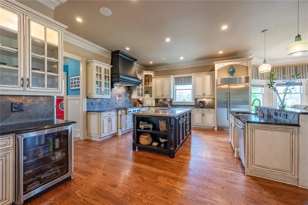 366 Stables Court, Sandy Springs, Georgia 30350, 7 Bedrooms Bedrooms, ,5 BathroomsBathrooms,Residential,Sold,366 Stables Court,6705243