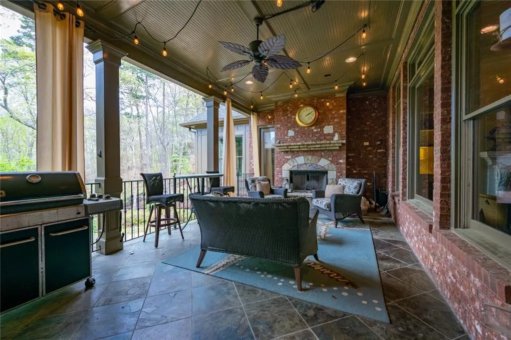 366 Stables Court, Sandy Springs, Georgia 30350, 7 Bedrooms Bedrooms, ,5 BathroomsBathrooms,Residential,Sold,366 Stables Court,6705243