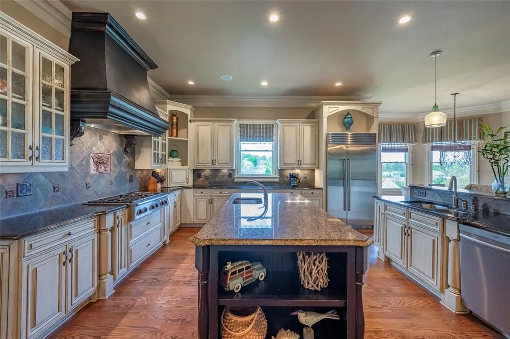 366 Stables Court, Sandy Springs, Georgia 30350, 7 Bedrooms Bedrooms, ,5 BathroomsBathrooms,Residential,Sold,366 Stables Court,6705243