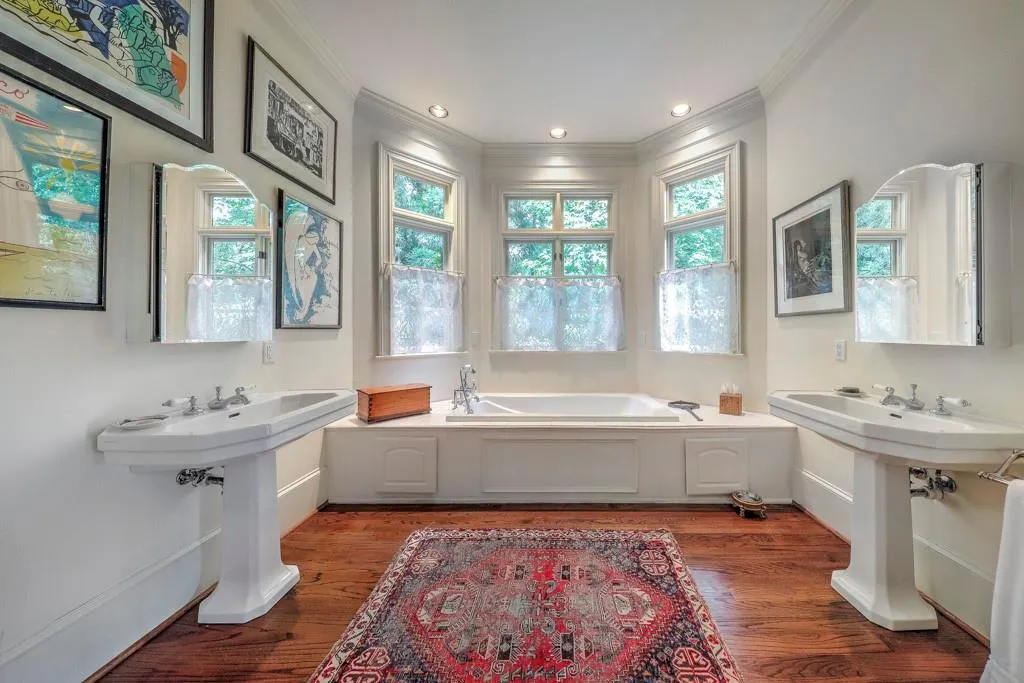 1075 Heards Ferry Road, Atlanta, Georgia 30328, 5 Bedrooms Bedrooms, ,3 BathroomsBathrooms,Residential,Sold,1075 Heards Ferry Road,6603577
