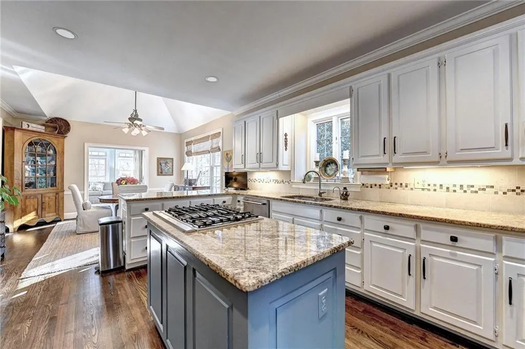 535 Avignon Court, Sandy Springs, Georgia 30350, 5 Bedrooms Bedrooms, ,4 BathroomsBathrooms,Residential,Sold,535 Avignon Court,7026937