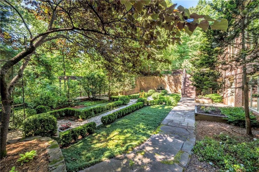 5305 N Powers Ferry Road, Atlanta, Georgia 30327, 6 Bedrooms Bedrooms, ,5 BathroomsBathrooms,Residential,Sold,5305 N Powers Ferry Road,5703057