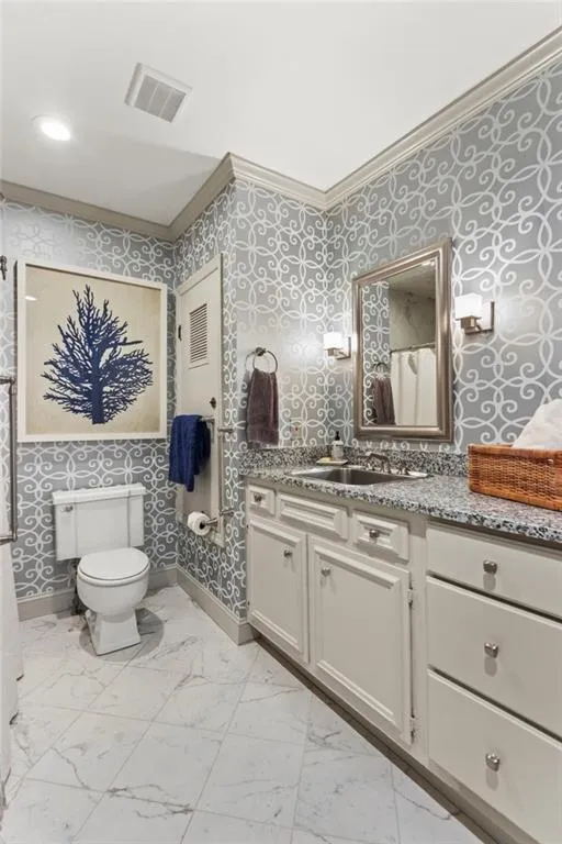 Full bathroom in detached guest suite