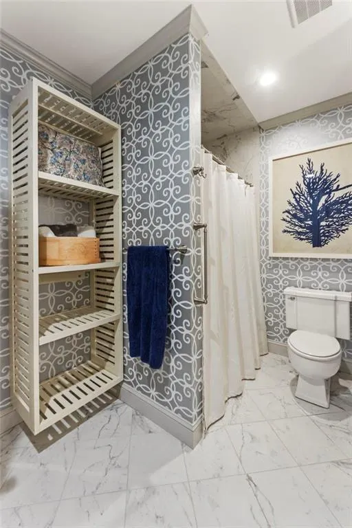 Full bathroom in detached guest suite
