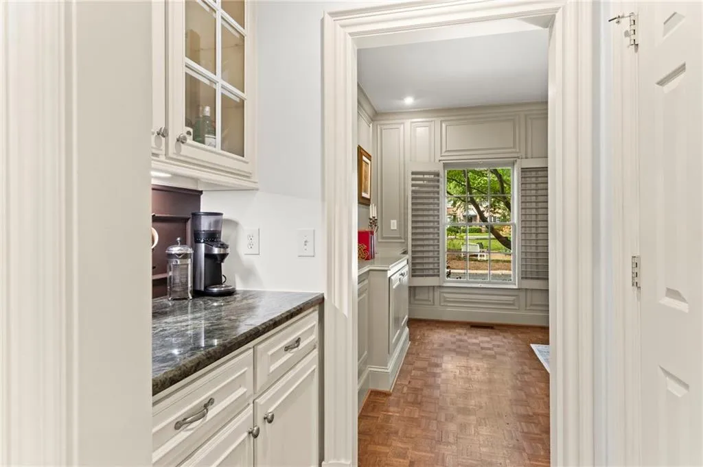 Bar/butlers pantry