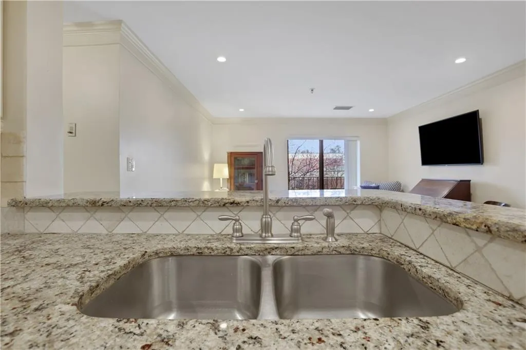300 Johnson Ferry Road Ne Unit B206, Sandy Springs, Georgia 30328, 2 Bedrooms Bedrooms, ,2 BathroomsBathrooms,Residential,For Sale,300 Johnson Ferry Road Ne Unit B206,7728157