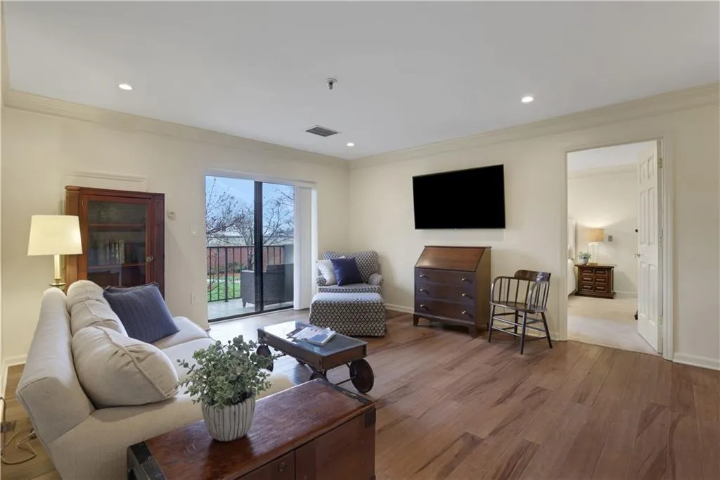 300 Johnson Ferry Road Ne Unit B206, Sandy Springs, Georgia 30328, 2 Bedrooms Bedrooms, ,2 BathroomsBathrooms,Residential,For Sale,300 Johnson Ferry Road Ne Unit B206,7728157