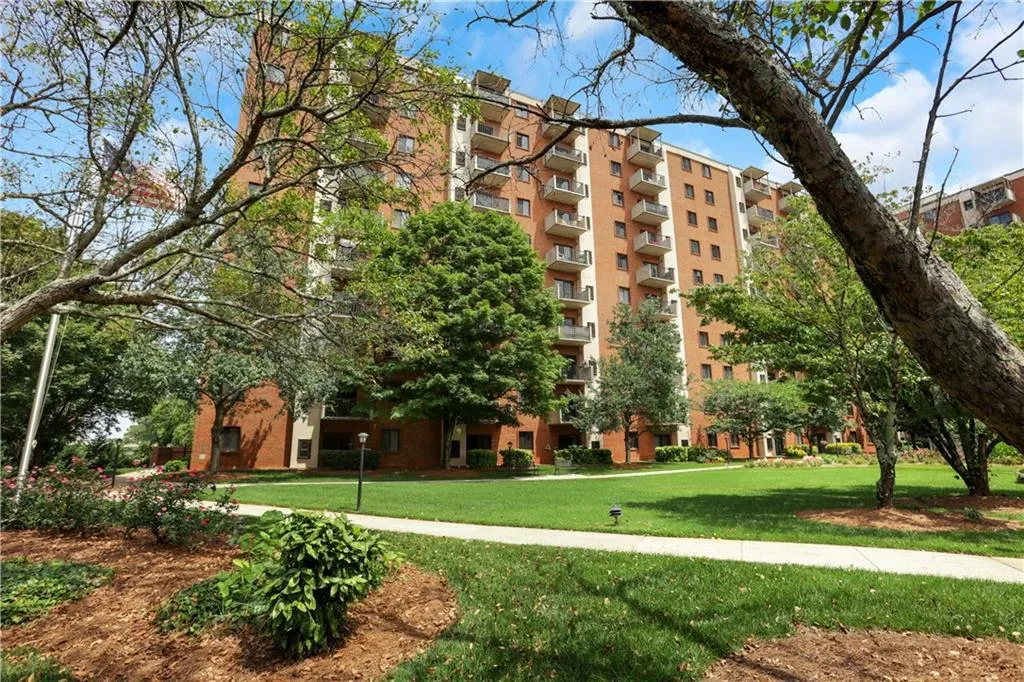 300 Johnson Ferry Road Ne Unit B206, Sandy Springs, Georgia 30328, 2 Bedrooms Bedrooms, ,2 BathroomsBathrooms,Residential,For Sale,300 Johnson Ferry Road Ne Unit B206,7728157