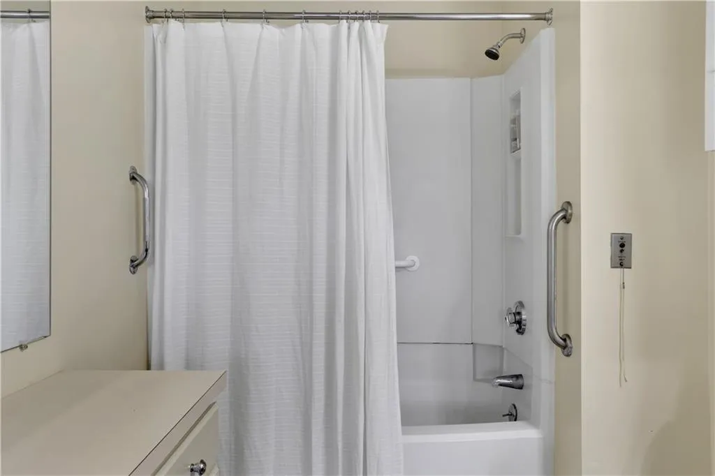 300 Johnson Ferry Road Ne Unit B206, Sandy Springs, Georgia 30328, 2 Bedrooms Bedrooms, ,2 BathroomsBathrooms,Residential,For Sale,300 Johnson Ferry Road Ne Unit B206,7728157