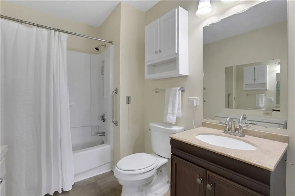300 Johnson Ferry Road Ne Unit B206, Sandy Springs, Georgia 30328, 2 Bedrooms Bedrooms, ,2 BathroomsBathrooms,Residential,For Sale,300 Johnson Ferry Road Ne Unit B206,7728157