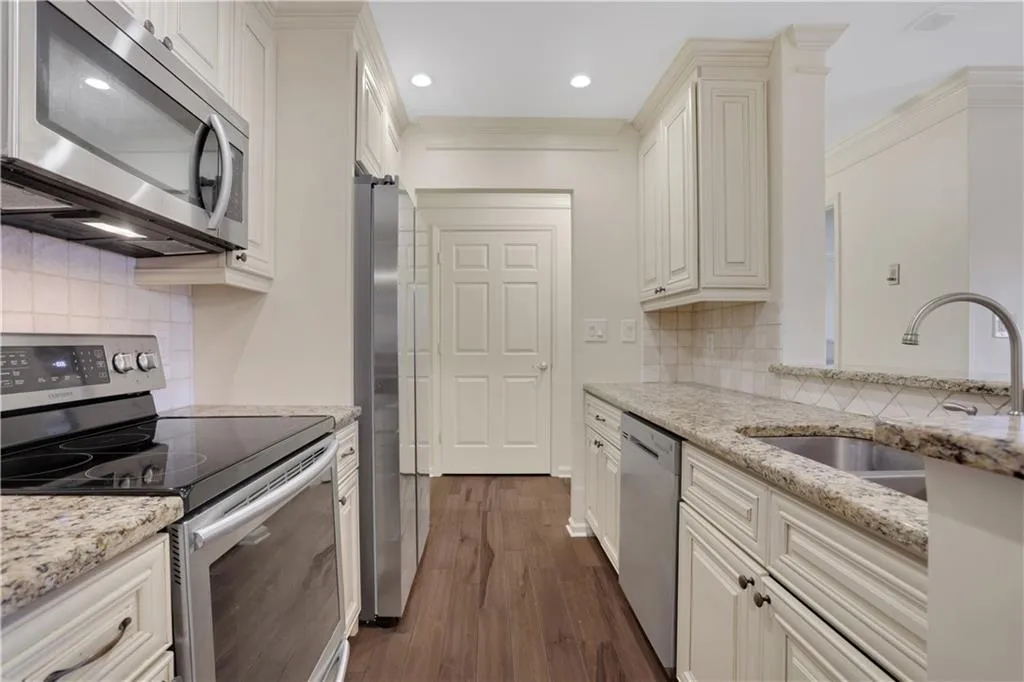 300 Johnson Ferry Road Ne Unit B206, Sandy Springs, Georgia 30328, 2 Bedrooms Bedrooms, ,2 BathroomsBathrooms,Residential,For Sale,300 Johnson Ferry Road Ne Unit B206,7728157