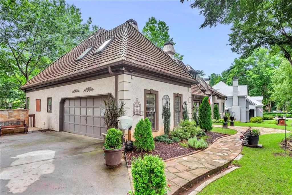 110 Grogans Lake Drive, Sandy Springs, Georgia 30350, 7 Bedrooms Bedrooms, ,4 BathroomsBathrooms,Residential,Sold,110 Grogans Lake Drive,7087879
