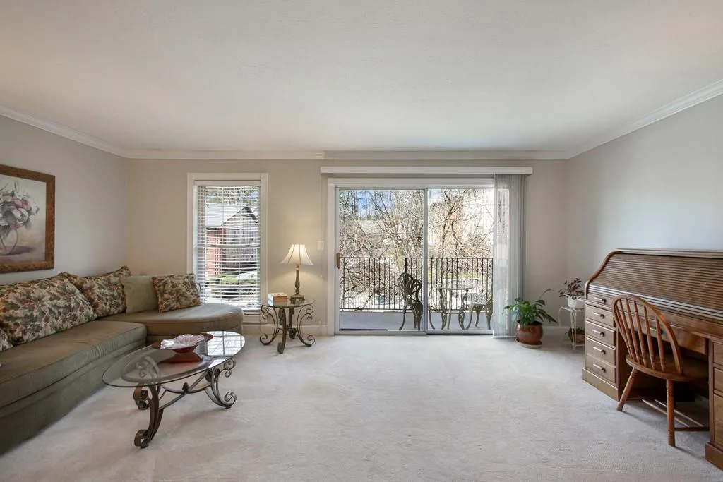 6851 Roswell Road Ne Unit D36, Sandy Springs, Georgia 30328, 2 Bedrooms Bedrooms, ,2 BathroomsBathrooms,Residential,Sold,6851 Roswell Road Ne Unit D36,6511883