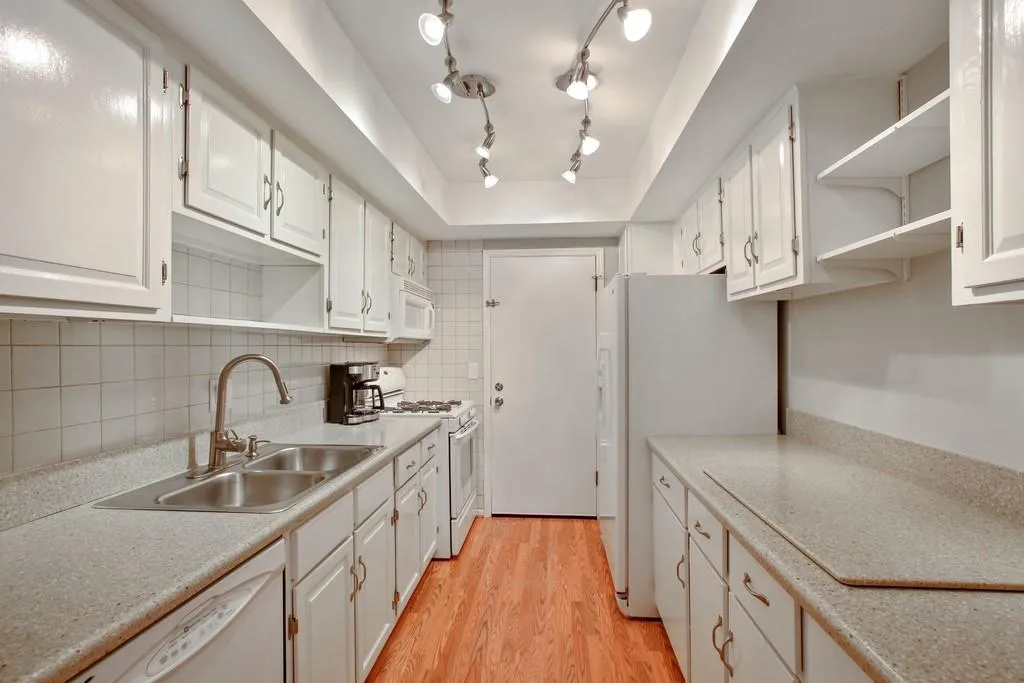6851 Roswell Road Ne Unit D36, Sandy Springs, Georgia 30328, 2 Bedrooms Bedrooms, ,2 BathroomsBathrooms,Residential,Sold,6851 Roswell Road Ne Unit D36,6511883