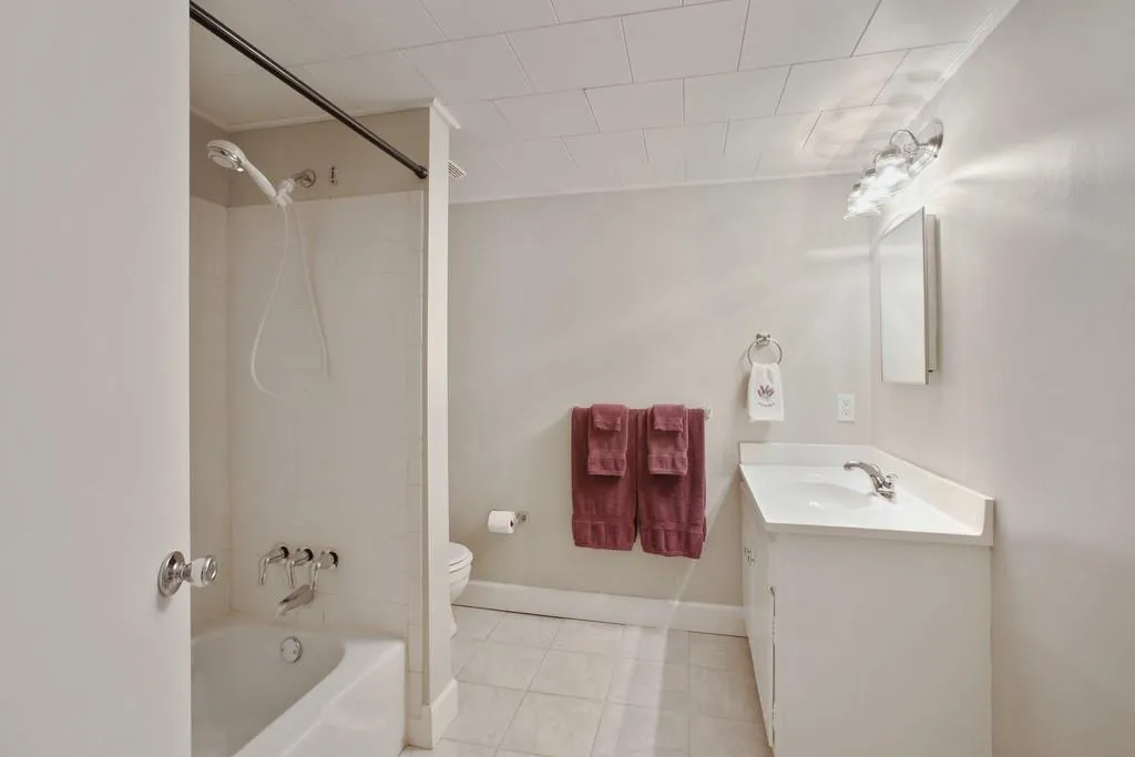6851 Roswell Road Ne Unit D36, Sandy Springs, Georgia 30328, 2 Bedrooms Bedrooms, ,2 BathroomsBathrooms,Residential,Sold,6851 Roswell Road Ne Unit D36,6511883