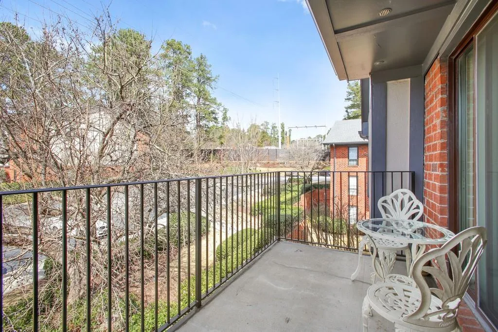 6851 Roswell Road Ne Unit D36, Sandy Springs, Georgia 30328, 2 Bedrooms Bedrooms, ,2 BathroomsBathrooms,Residential,Sold,6851 Roswell Road Ne Unit D36,6511883