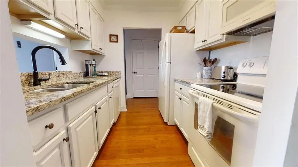 300 Johnson Ferry Road Ne Unit B1005, Atlanta, Georgia 30328, 1 Bedroom Bedrooms, ,1 BathroomBathrooms,Residential,Sold,300 Johnson Ferry Road Ne Unit B1005,7181342