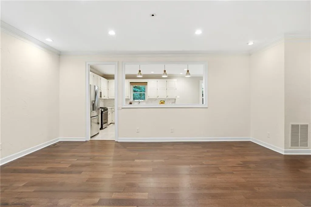 7155 Roswell Road Unit 9, Sandy Springs, Georgia 30328, 3 Bedrooms Bedrooms, ,3 BathroomsBathrooms,Residential,For Sale,7155 Roswell Road Unit 9,7656273