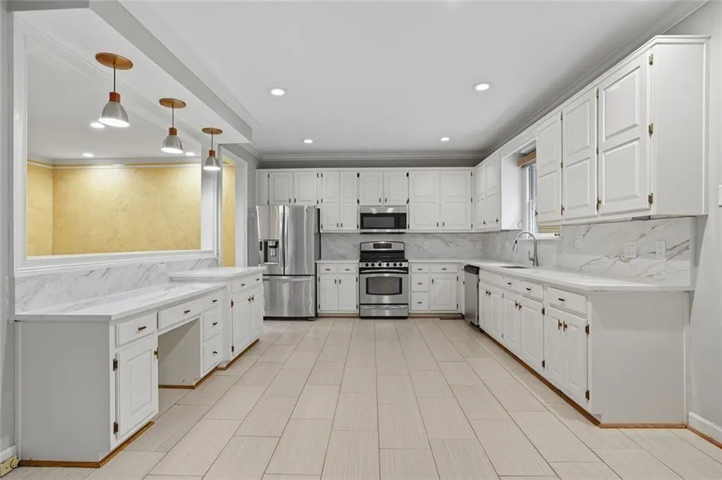 Huge Kitchen with beautiful new quartz countertops