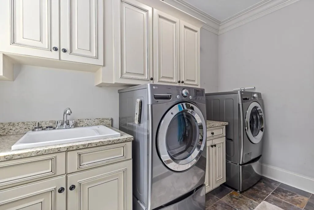 120 Johnson Ferry Road Nw, Sandy Springs, Georgia 30328, 4 Bedrooms Bedrooms, ,4 BathroomsBathrooms,Residential,Sold,120 Johnson Ferry Road Nw,6903776