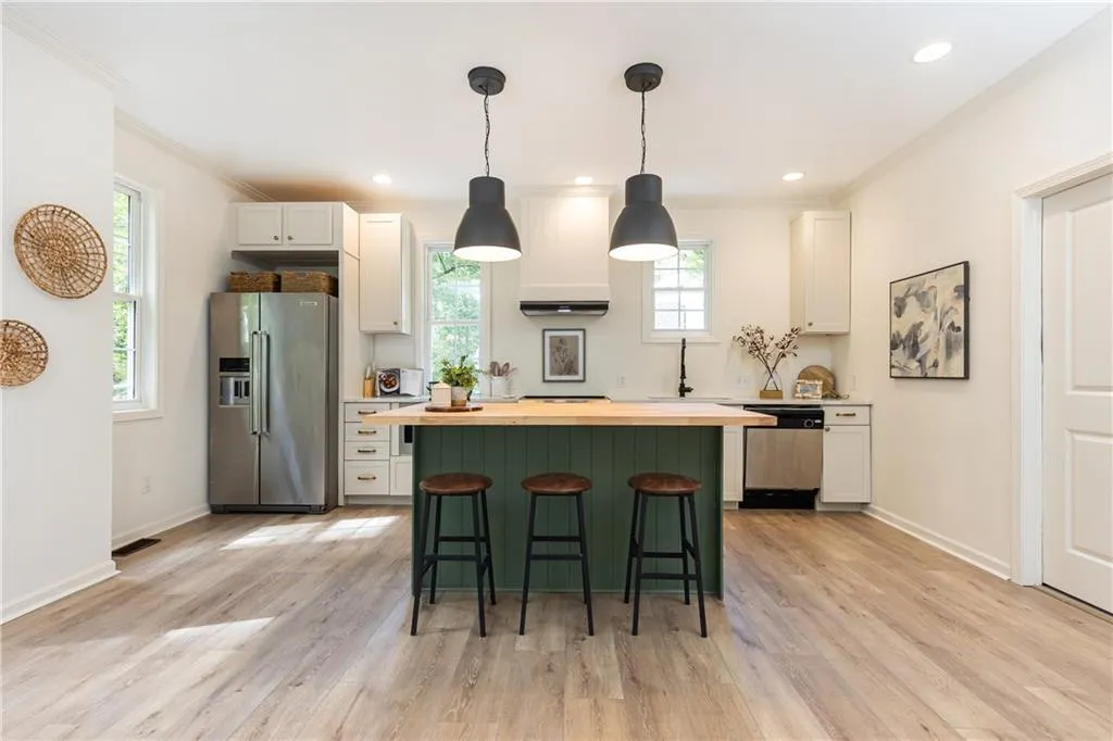 Full kitchen with Eat-at kitchen island