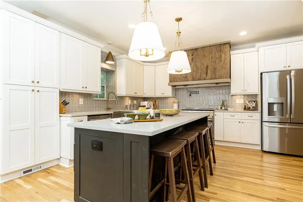 Large island fits 3 stools