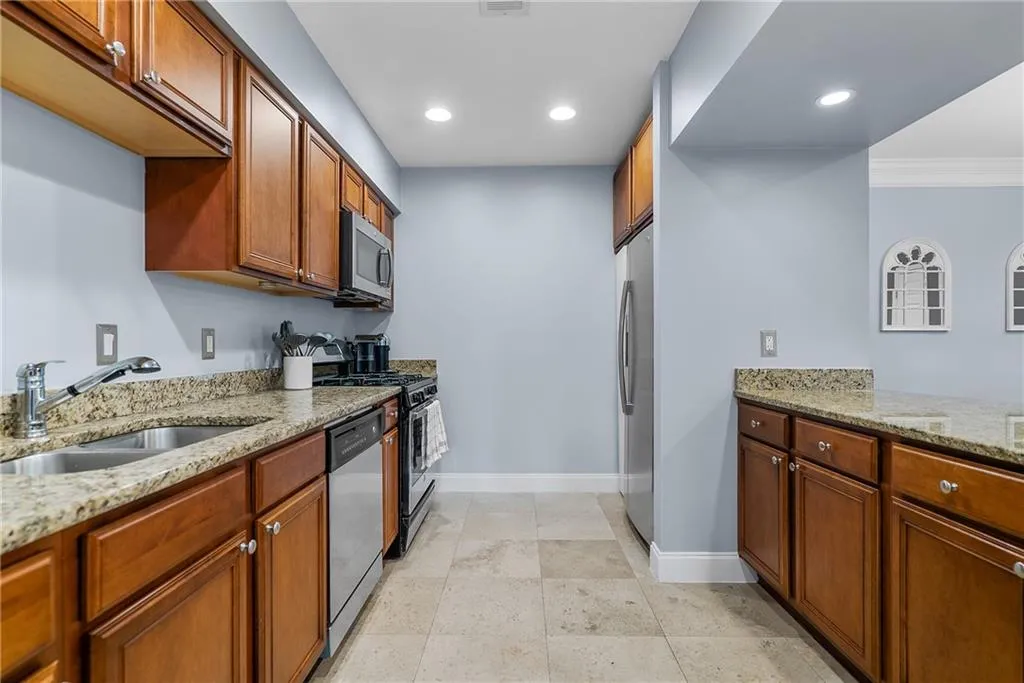 6980 Roswell Road Unit C10, Atlanta, Georgia 30328, 2 Bedrooms Bedrooms, ,2 BathroomsBathrooms,Residential,Sold,6980 Roswell Road Unit C10,7699493