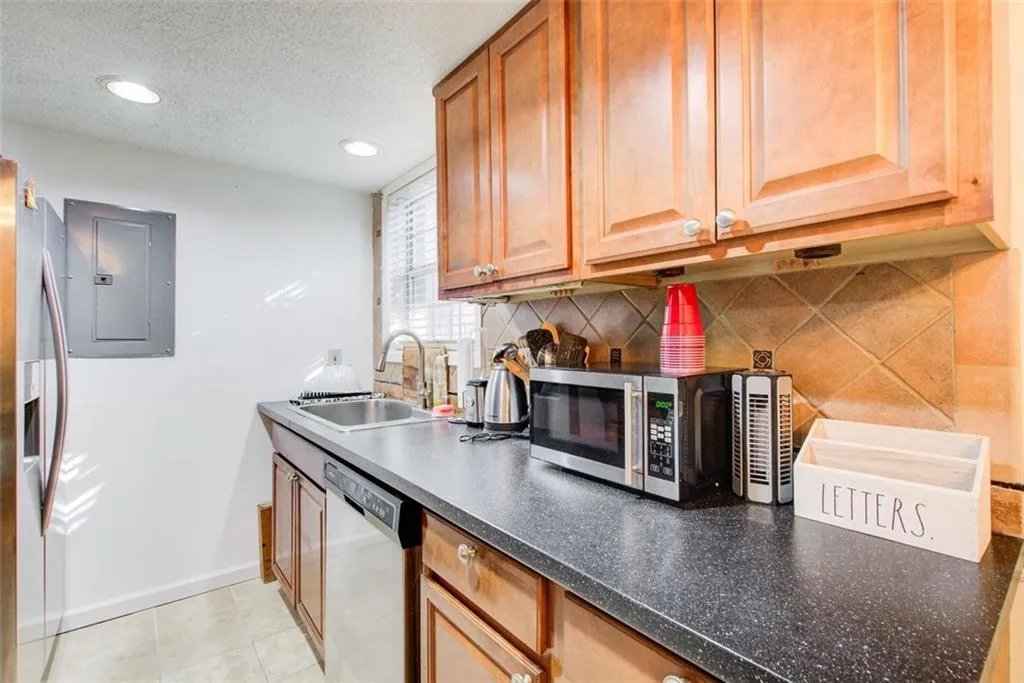 6900 Roswell Road, Atlanta, Georgia 30328, 2 Bedrooms Bedrooms, ,2 BathroomsBathrooms,Residential,Sold,6900 Roswell Road,7510928