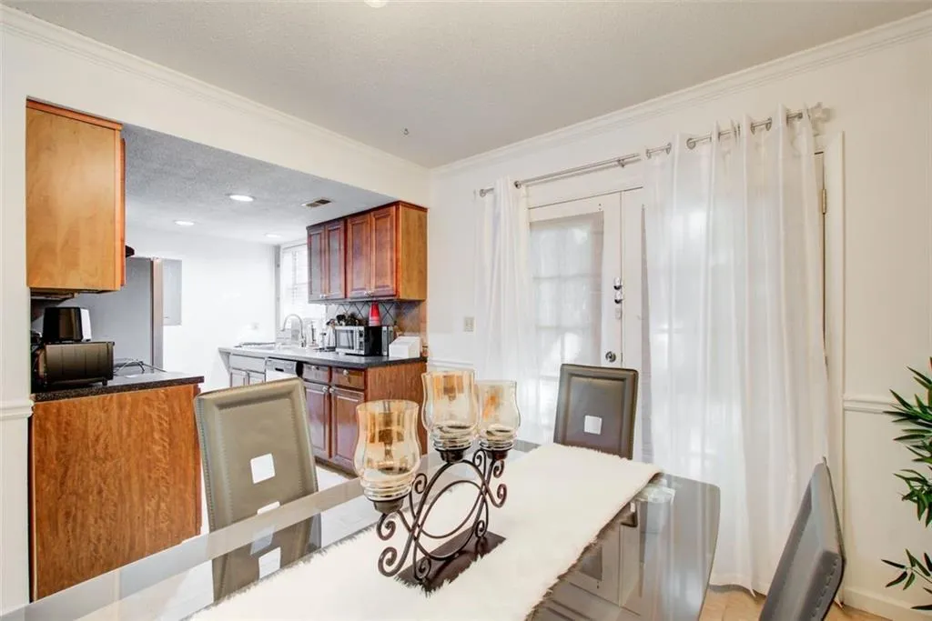 6900 Roswell Road, Atlanta, Georgia 30328, 2 Bedrooms Bedrooms, ,2 BathroomsBathrooms,Residential,Sold,6900 Roswell Road,7510928