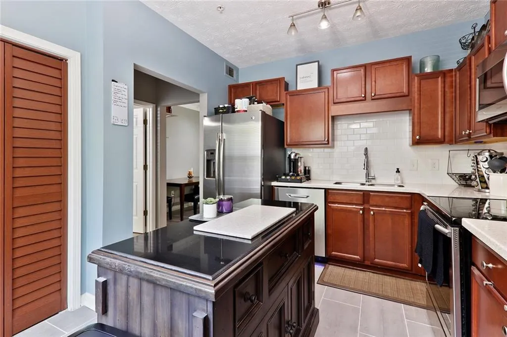5559 Glenridge Drive Unit 1109, Sandy Springs, Georgia 30342, 2 Bedrooms Bedrooms, ,2 BathroomsBathrooms,Residential,Sold,5559 Glenridge Drive Unit 1109,6746443