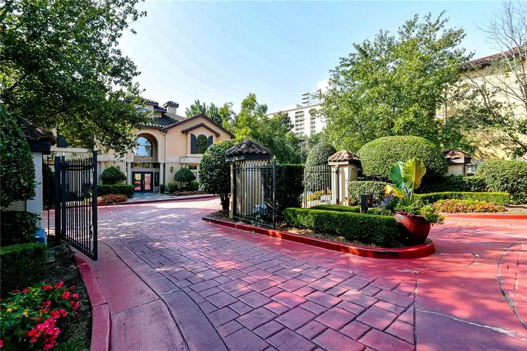 3777 Peachtree Road Ne Unit 1417, Brookhaven, Georgia 30319, 2 Bedrooms Bedrooms, ,2 BathroomsBathrooms,Residential,Sold,3777 Peachtree Road Ne Unit 1417,6061950