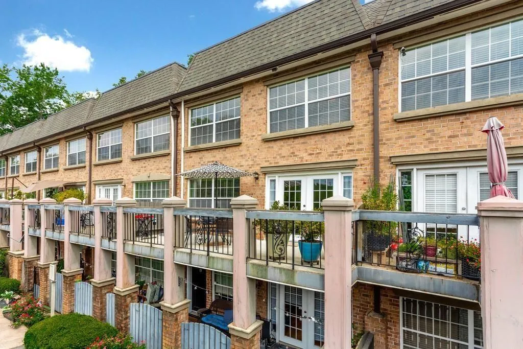 6980 Roswell Road Unit B5, Sandy Springs, Georgia 30328, 2 Bedrooms Bedrooms, ,1 BathroomBathrooms,Residential,Sold,6980 Roswell Road Unit B5,6936667