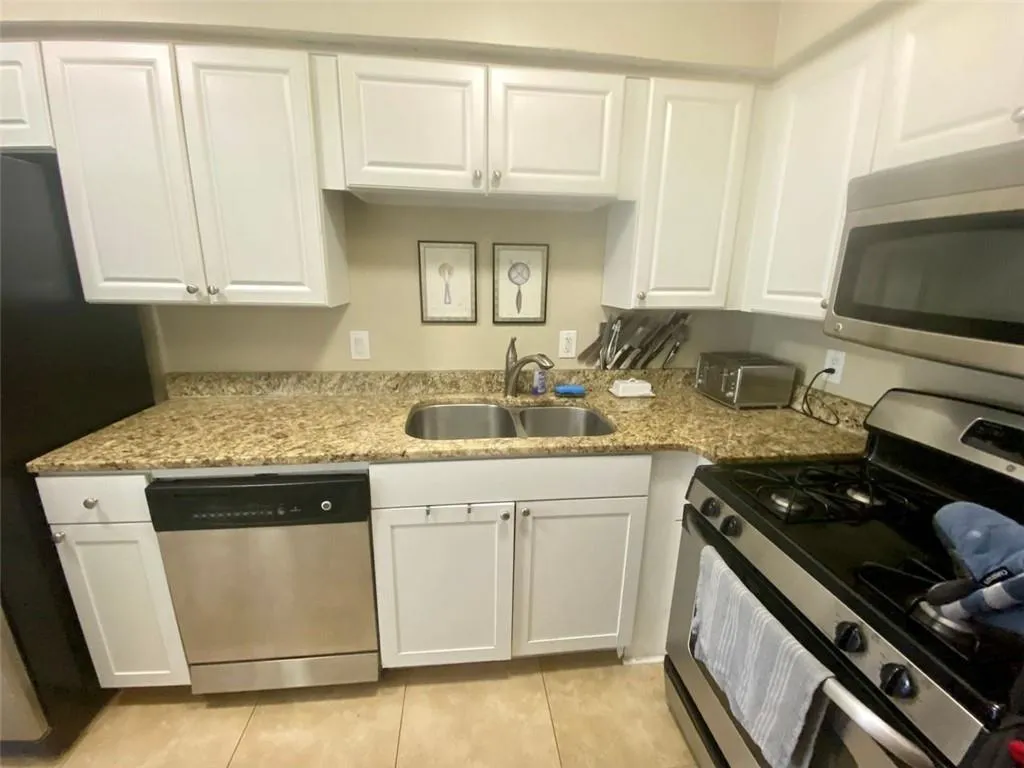 6980 Roswell Road Unit B5, Sandy Springs, Georgia 30328, 2 Bedrooms Bedrooms, ,1 BathroomBathrooms,Residential,Sold,6980 Roswell Road Unit B5,6936667