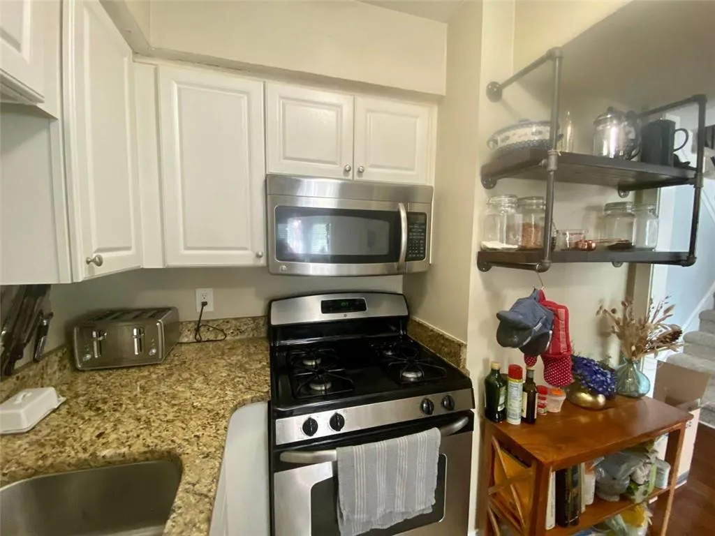 6980 Roswell Road Unit B5, Sandy Springs, Georgia 30328, 2 Bedrooms Bedrooms, ,1 BathroomBathrooms,Residential,Sold,6980 Roswell Road Unit B5,6936667