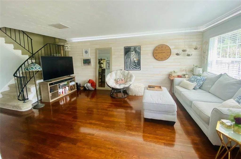 6980 Roswell Road Unit B5, Sandy Springs, Georgia 30328, 2 Bedrooms Bedrooms, ,1 BathroomBathrooms,Residential,Sold,6980 Roswell Road Unit B5,6936667