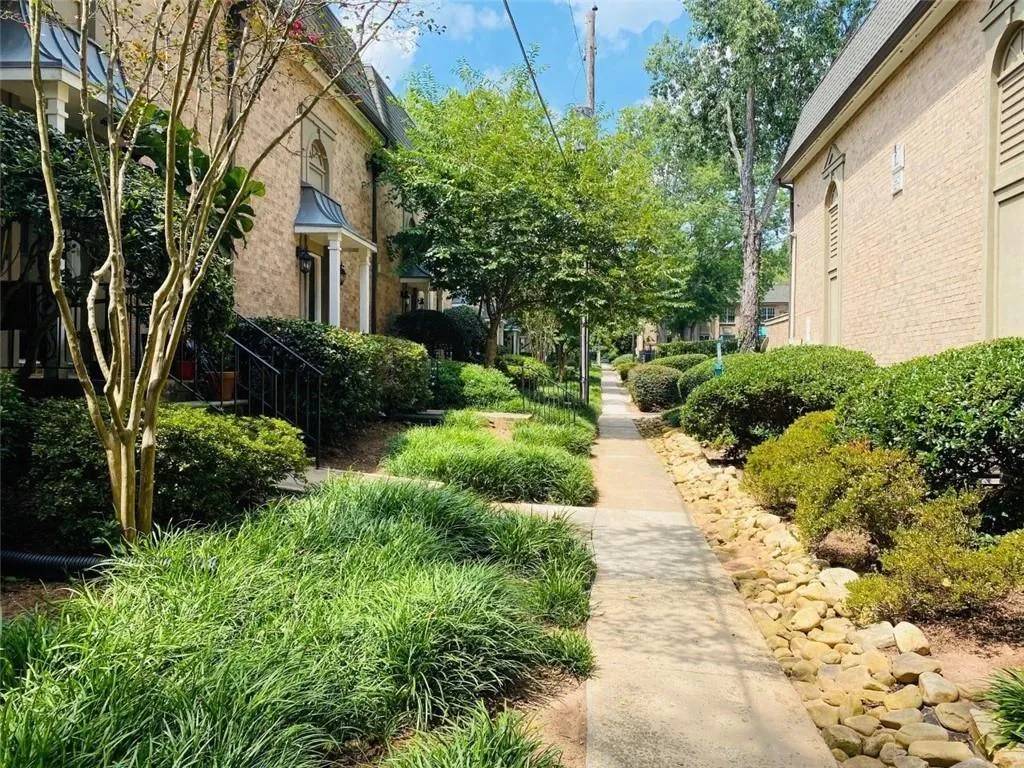 6980 Roswell Road Unit B5, Sandy Springs, Georgia 30328, 2 Bedrooms Bedrooms, ,1 BathroomBathrooms,Residential,Sold,6980 Roswell Road Unit B5,6936667