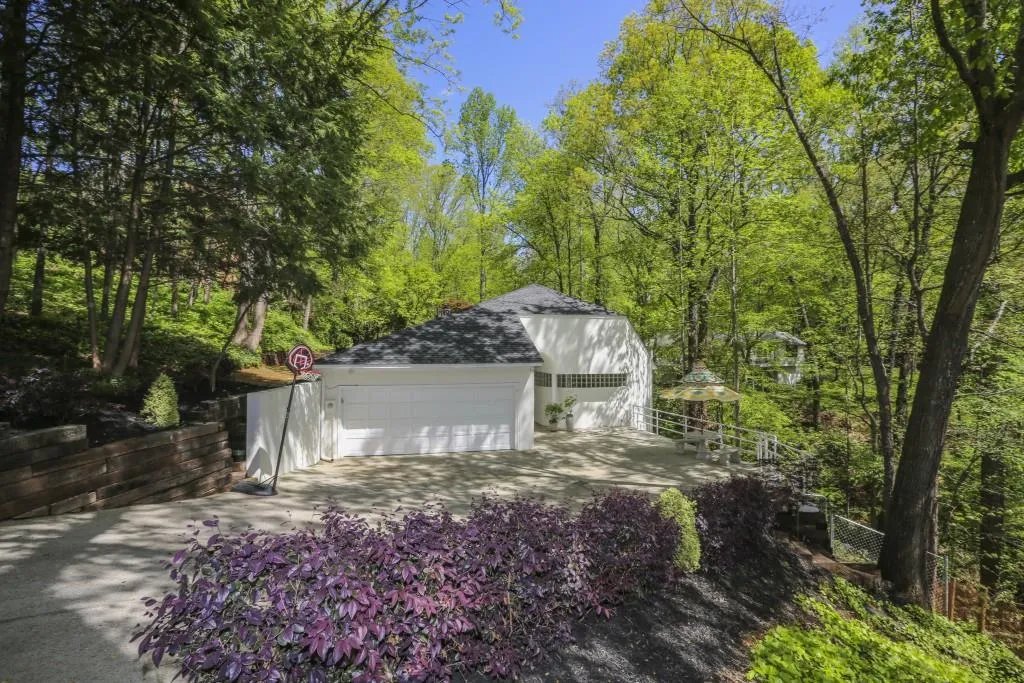625 Idlewood Drive, Atlanta, Georgia 30327, 3 Bedrooms Bedrooms, ,3 BathroomsBathrooms,Residential,Sold,625 Idlewood Drive,5998877