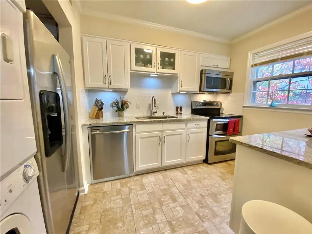 6700 Roswell Road Unit 28g, Sandy Springs, Georgia 30328, 2 Bedrooms Bedrooms, ,2 BathroomsBathrooms,Residential,Sold,6700 Roswell Road Unit 28g,6810512