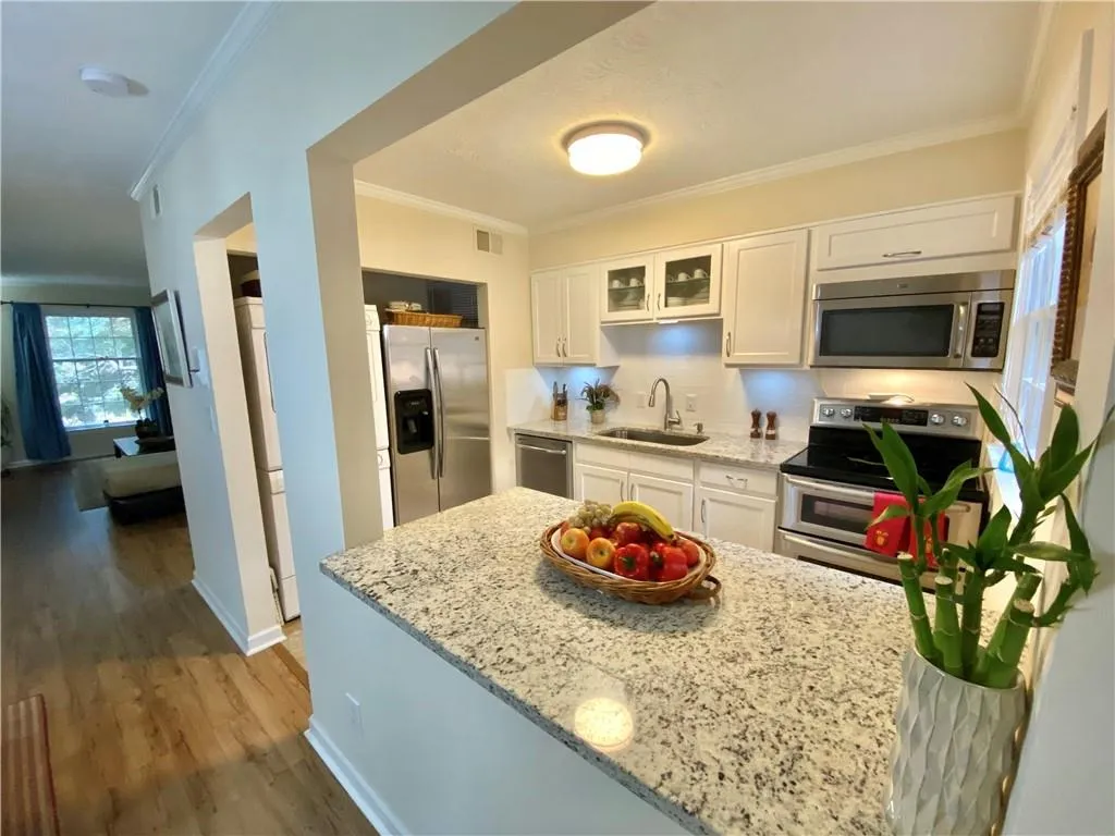 6700 Roswell Road Unit 28g, Sandy Springs, Georgia 30328, 2 Bedrooms Bedrooms, ,2 BathroomsBathrooms,Residential,Sold,6700 Roswell Road Unit 28g,6810512